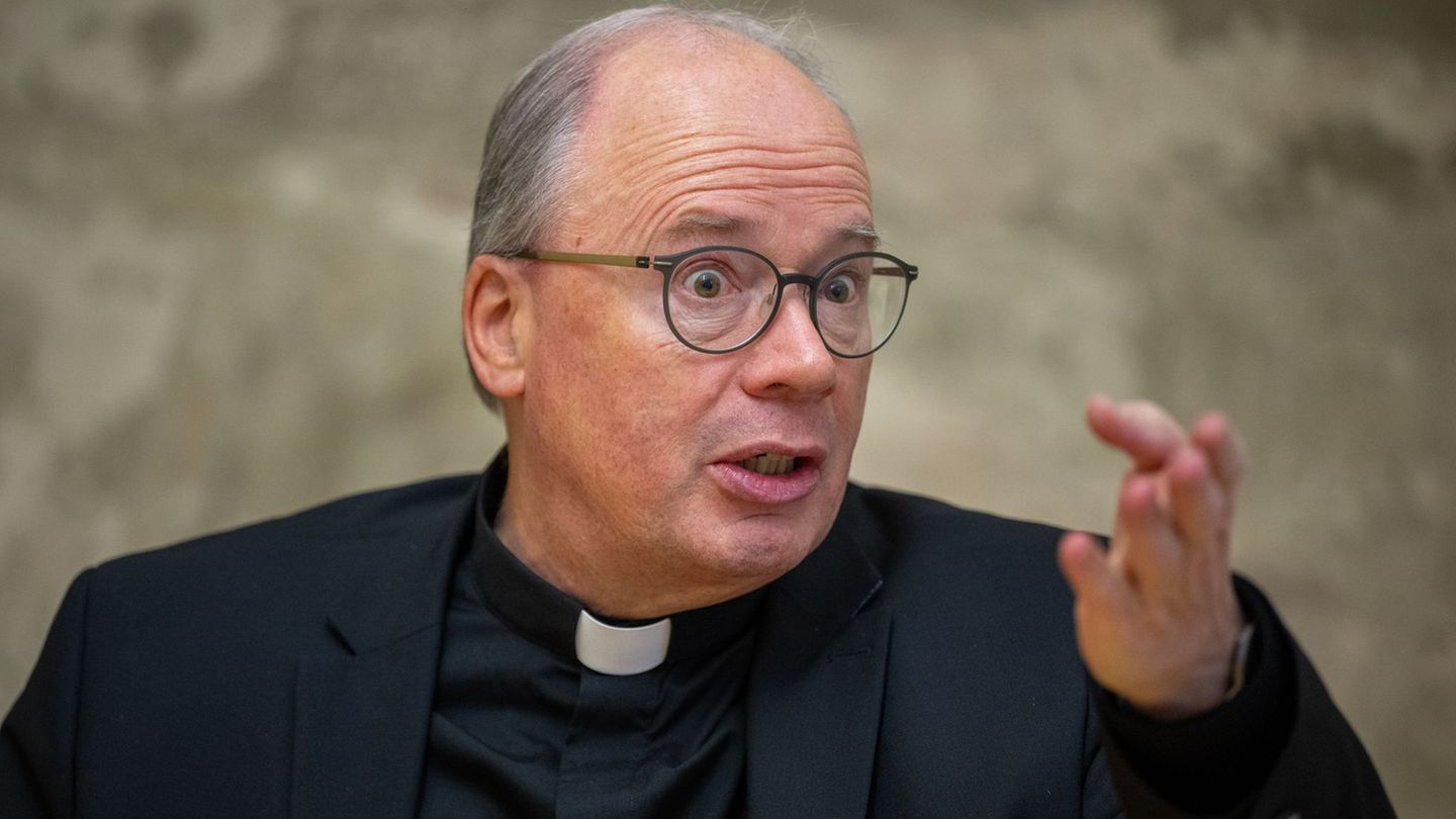 Ein Mindestalter für soziale Medien sieht der Trierer Bischof Stephan Ackermann kritisch. (Archivbild) Foto: Harald Tittel/dpa