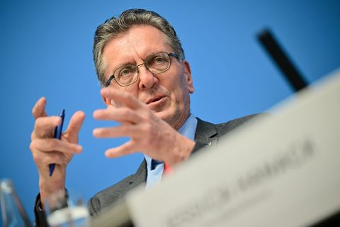 Bauseantor Christian Gaebler (SPD) hat ein Faible für Chormusik. (Archivbild) Foto: Sebastian Gollnow/dpa