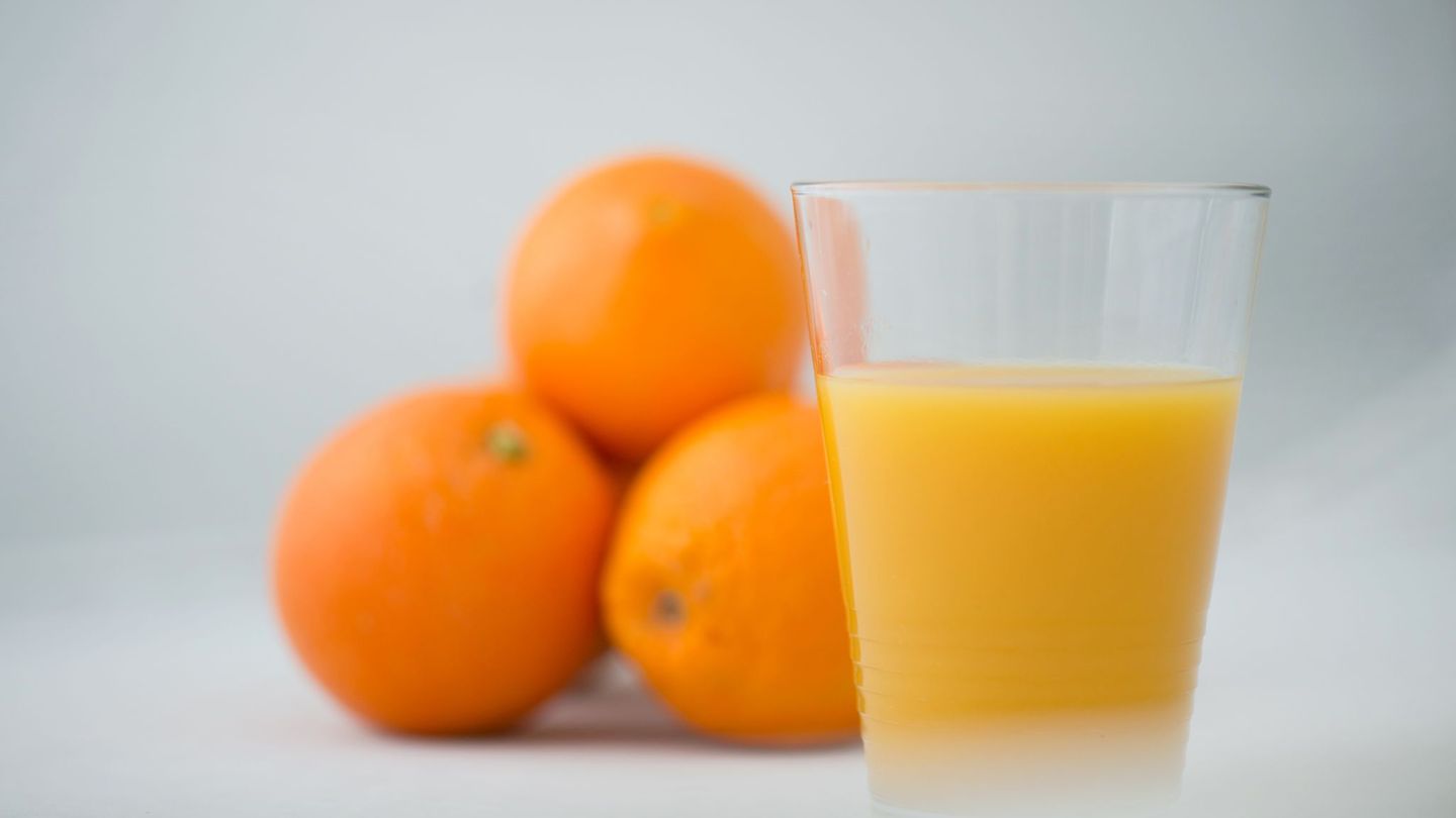 Orangensaft ist in den vergangenen Jahren teurer geworden. Foto: Arno Burgi/dpa-Zentralbild/dpa