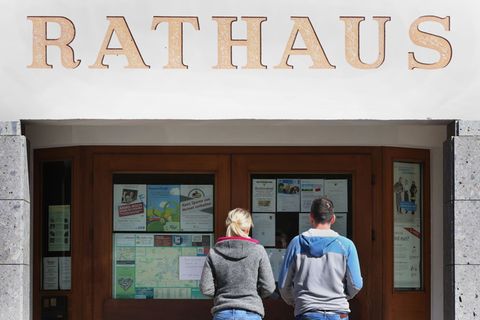 Wer als Gemeinderat bei Sitzungen stört, könnte künftig tief in die Tasche greifen müssen. (Symbolbild) Foto: Karl-Josef Hildenb