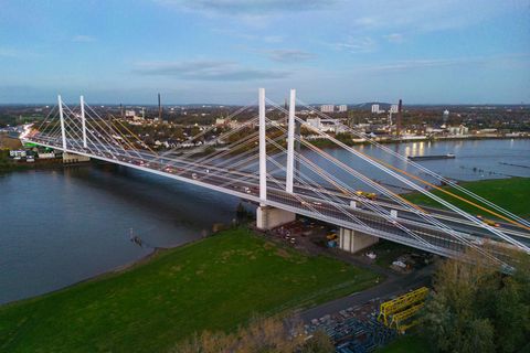 Wegen Arbeiten an der Duisburger Rheinbrücke wird über das Wochenende die A40 gesperrt Foto: Christoph Reichwein/dpa