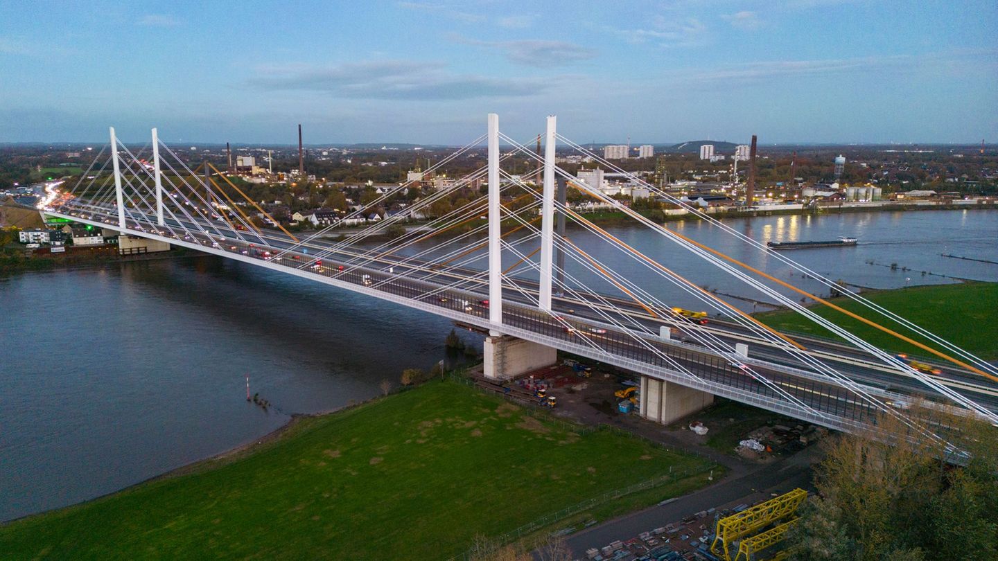 Wegen Arbeiten an der Duisburger Rheinbrücke wird über das Wochenende die A40 gesperrt Foto: Christoph Reichwein/dpa