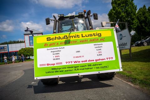 Die Erlöse der Milchviehhalter sind derzeit im Keller, gleichzeitig locken die Lebensmittelhändler mit extrem niedrigen Preisen