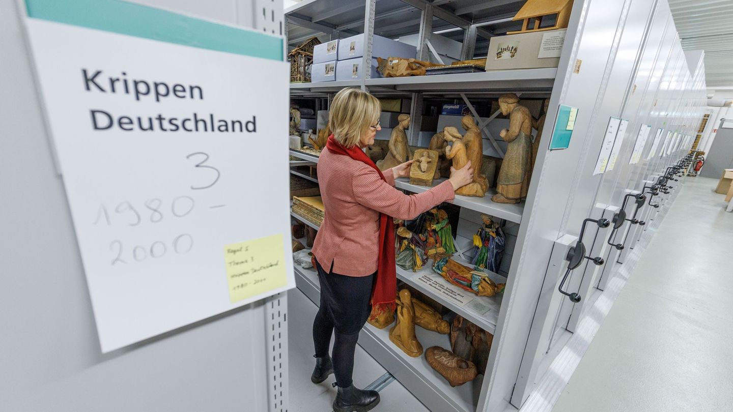 Museumsleiterin Anja Schöne blickt auf archivierte Krippen in einem Depot. Das Religio - Westfälisches Museum für religiöse Kult