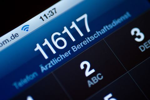 Wer über die Weihnachtstage oder an Neujahr krank wird, kann sich über die Telefonnummer 116 117 den Kontakt zu einer Notdienstp