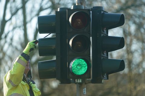 Seit 100 Jahren gibt es in Hamburg Ampeln für den Straßenverkehr. (Archivbild) Foto: Marcus Brandt/dpa