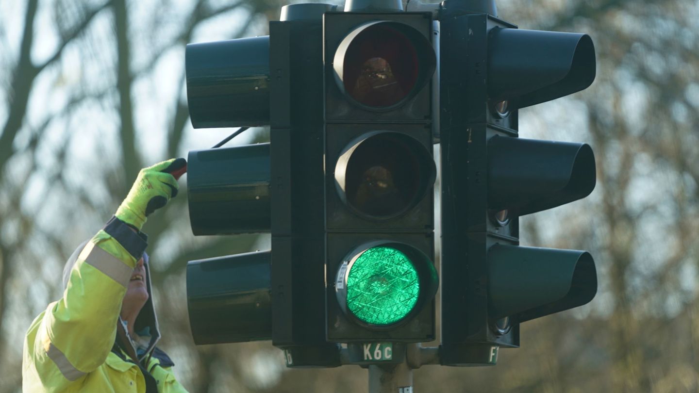 Seit 100 Jahren gibt es in Hamburg Ampeln für den Straßenverkehr. (Archivbild) Foto: Marcus Brandt/dpa