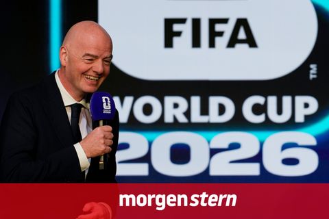 Gianni Infantino steht vor dem Logo der Fußball-WM 2026 in den USA, Kanada und Mexiko