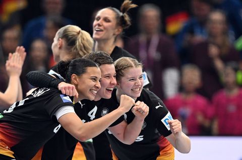 Für die deutschen Handballerinnen ist der Halbfinaleinzug schon ein Erfolg. Foto: Federico Gambarini/dpa