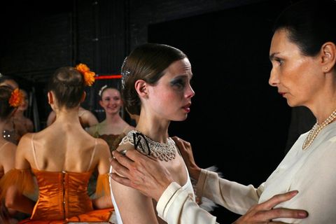 "Jenseits der Spree: Im Spiegel der Tod": Akademiedirektorin Margot Walser (Katerina Medvedeva, r.) ist schockiert über das Au