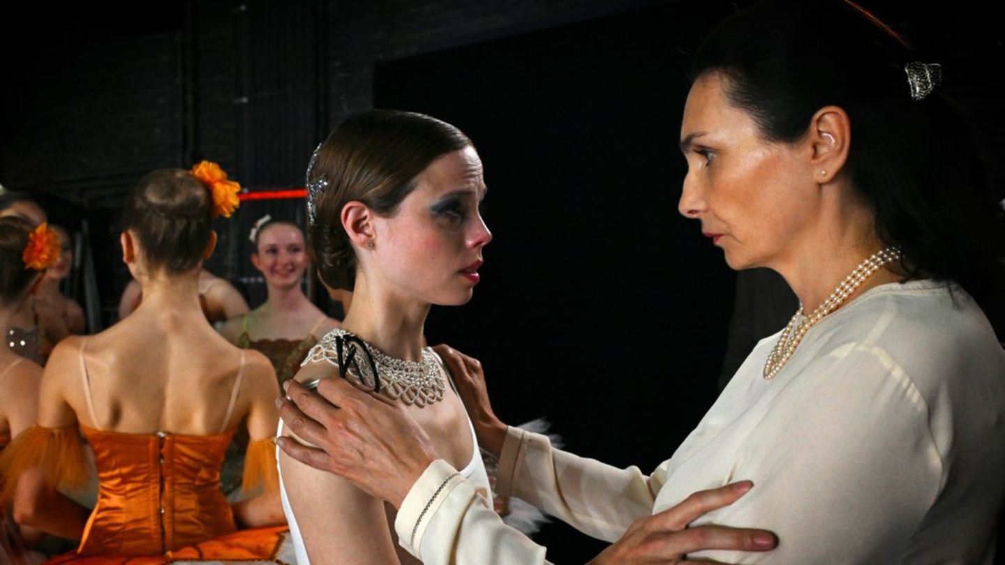 "Jenseits der Spree: Im Spiegel der Tod": Akademiedirektorin Margot Walser (Katerina Medvedeva, r.) ist schockiert über das Au