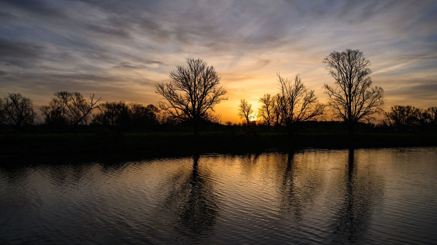 Die Sonne geht über Brandenburg auf, und die nächtliche Wolkendecke lockert auf. (Archivbild) Foto: Patrick Pleul/dpa/ZB