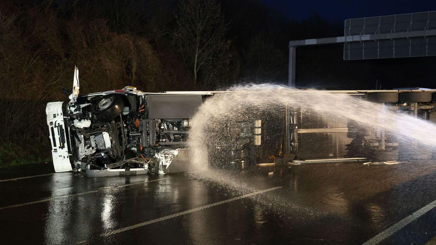 Mit großen Mengen Wasser werden die brennenden Akkus gekühlt. Foto: Gianni Gattus/dpa