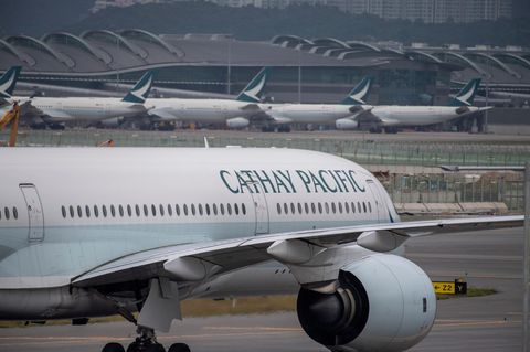 Ein Flugzeug der Fluggesellschaft Cathay-Pacific rollte auf dem internationalen Flughafen