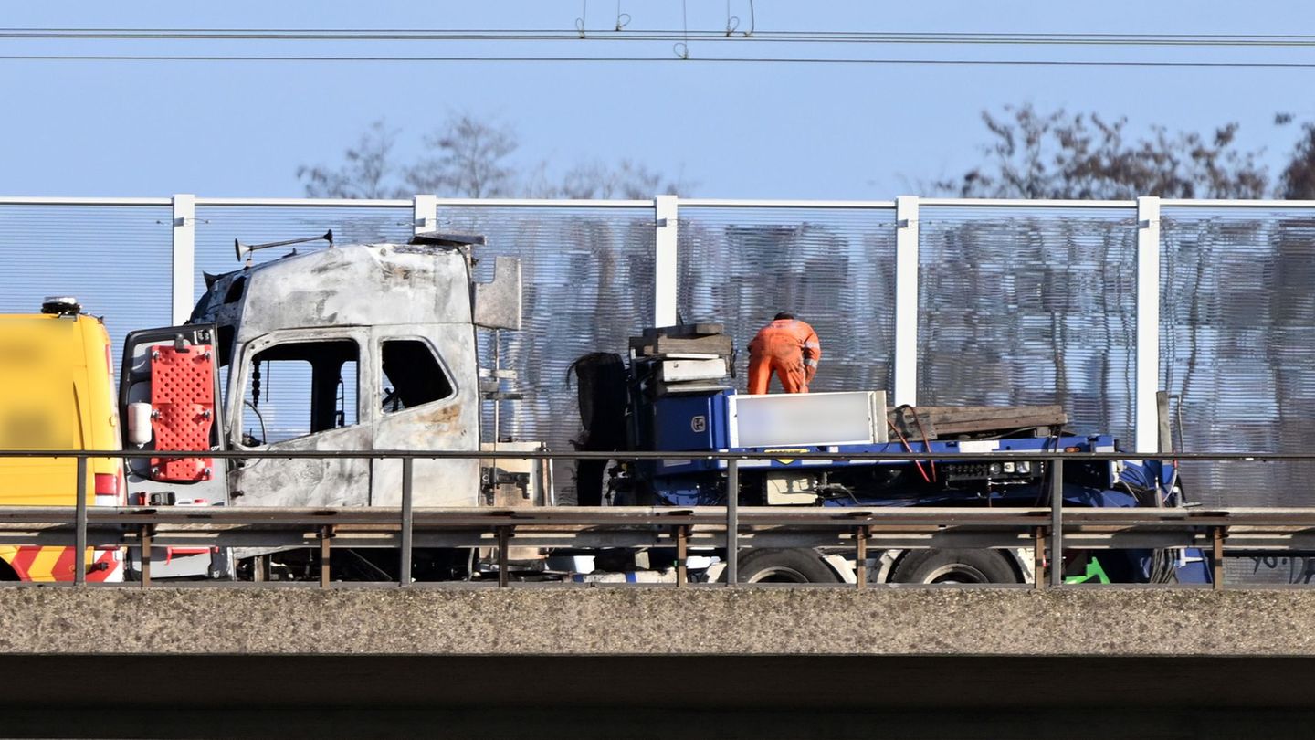 Der Lastwagen ist in Brand geraten. Foto: Federico Gambarini/dpa