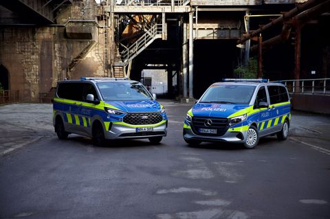 Die neuen Streifenwagen-Modelle der NRW-Polizei: Ford Tourneo Custom (l) und Mercedes-Benz Vito Foto: -/Landesamt für Zentrale P