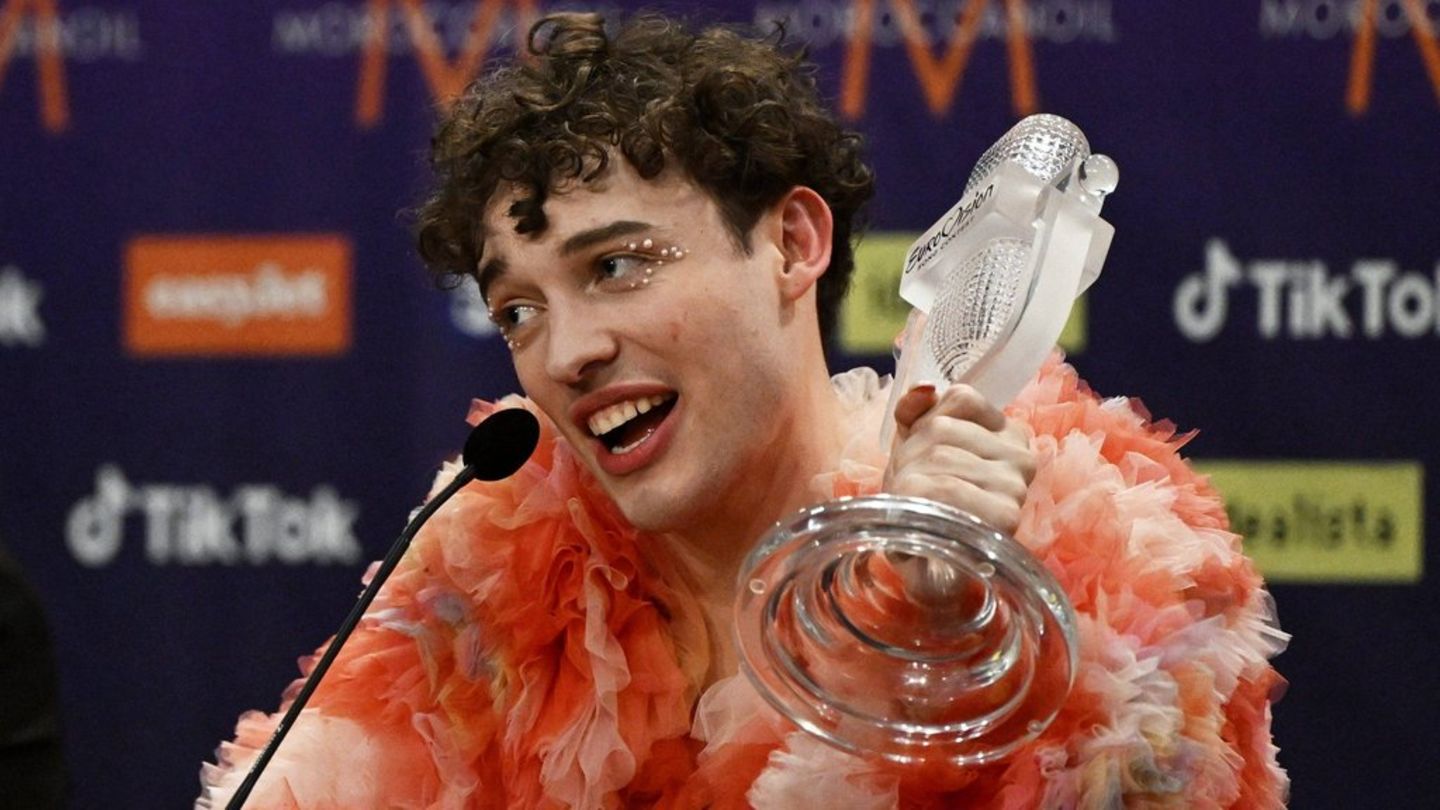 Nemo mit der ESC-Trophäe in Malmö.