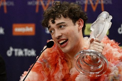 Nemo mit der ESC-Trophäe in Malmö.