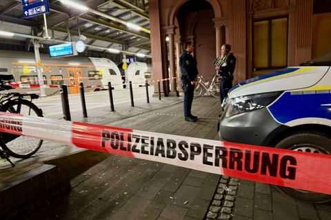 Der Bonner Hauptbahnhof blieb bis in die Nacht gesperrt. Foto: Axel Vogel/dpa