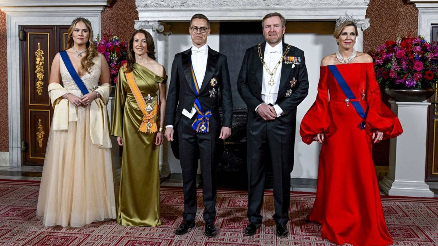 Prinzessin Amalia mit Suzanne Innes-Stubb, Alexander Stubb, König Willem-Alexander und Königin Máxima (v.l.).