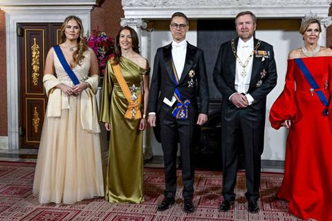 Prinzessin Amalia mit Suzanne Innes-Stubb, Alexander Stubb, König Willem-Alexander und Königin Máxima (v.l.).