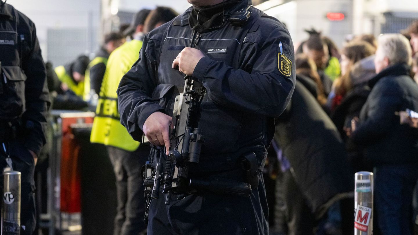 Zahlreiche Polizeikräfte waren bei dem Spiel in Stuttgart im Einsatz. Foto: Marijan Murat/dpa