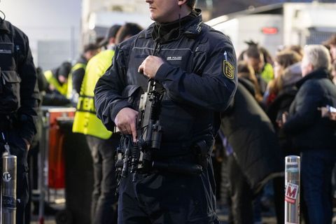 Zahlreiche Polizeikräfte waren bei dem Spiel in Stuttgart im Einsatz. Foto: Marijan Murat/dpa