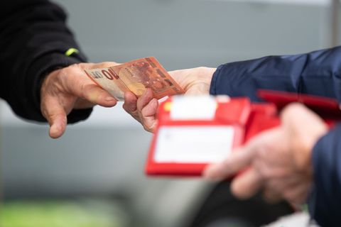 Beim täglichen Einkauf macht sich die Inflation im Geldbeutel bemerkbar. (Symbolbild) Foto: Sebastian Kahnert/dpa