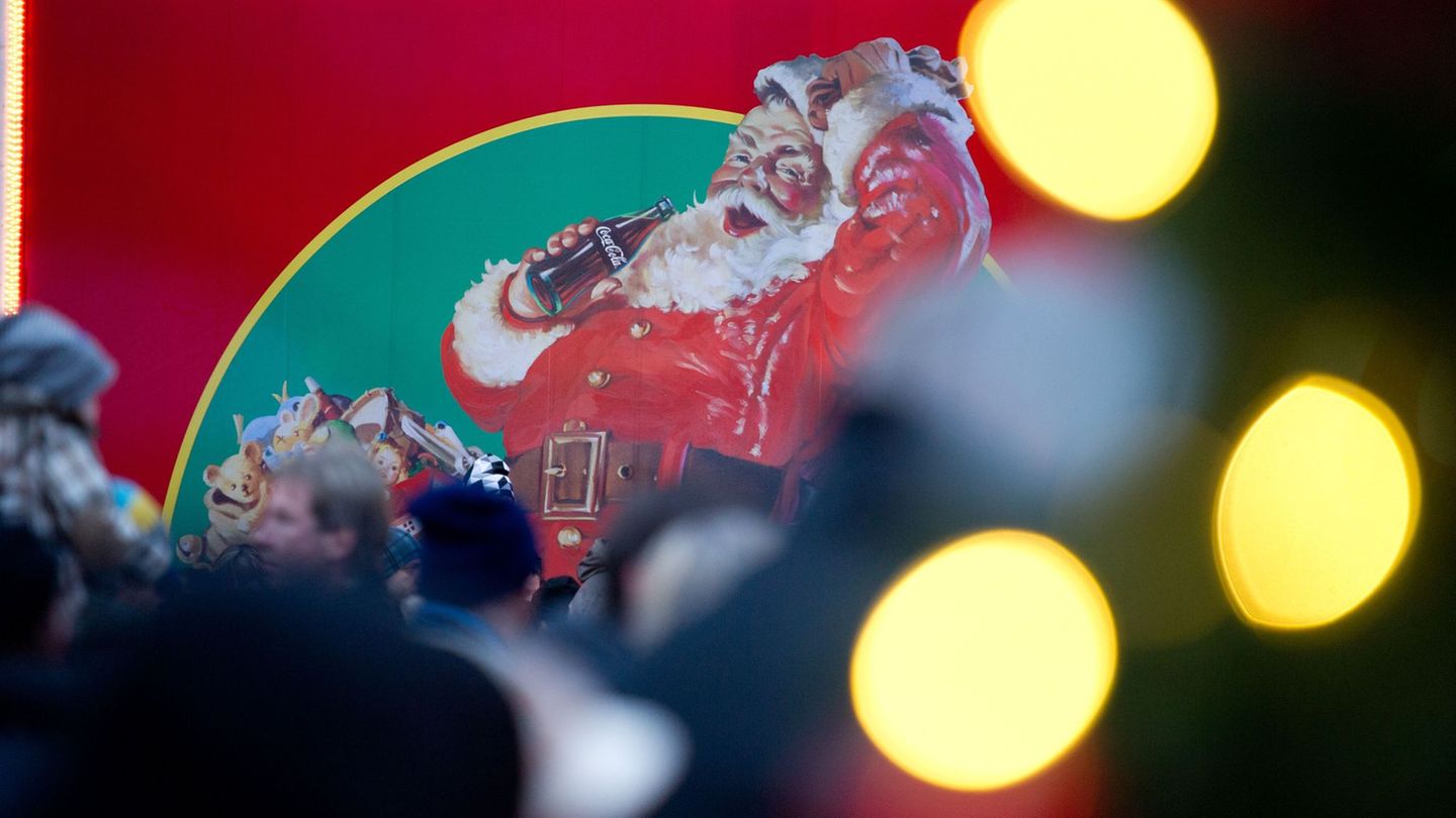 Auf dem Weihnachtstruck zeigt Coca-Cola die mittlerweile bekannte Darstellung des Weihnachtsmanns. (Archivbild) Foto: picture al