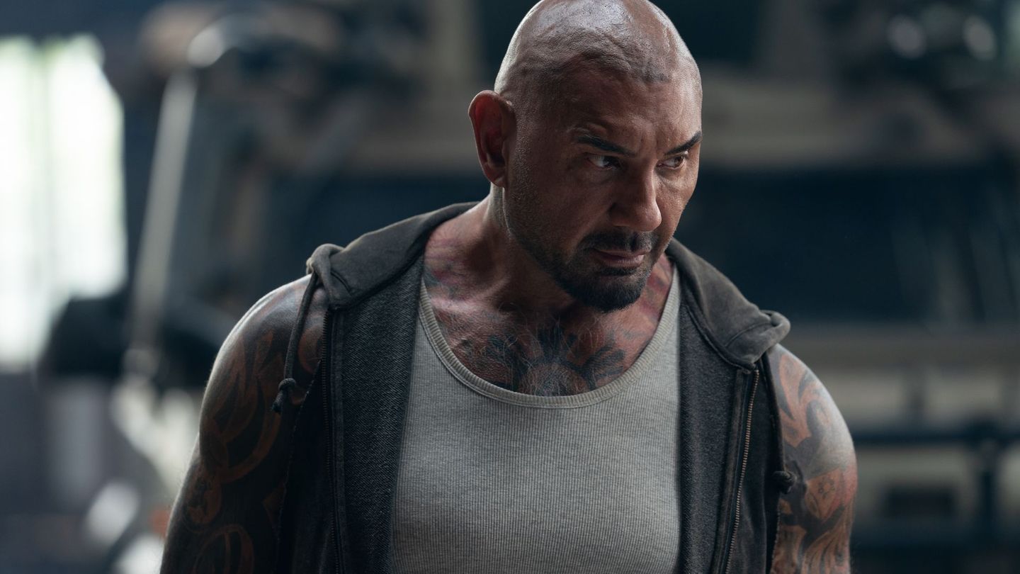 Hat weniger Haare auf dem Kopf als Indiana Jones, kann dafür aber viel kräftiger zuschlagen: Jake (Dave Bautista) ist darauf spezialisiert, in einer postapokalyptischen Welt alte Schätze zu finden.
