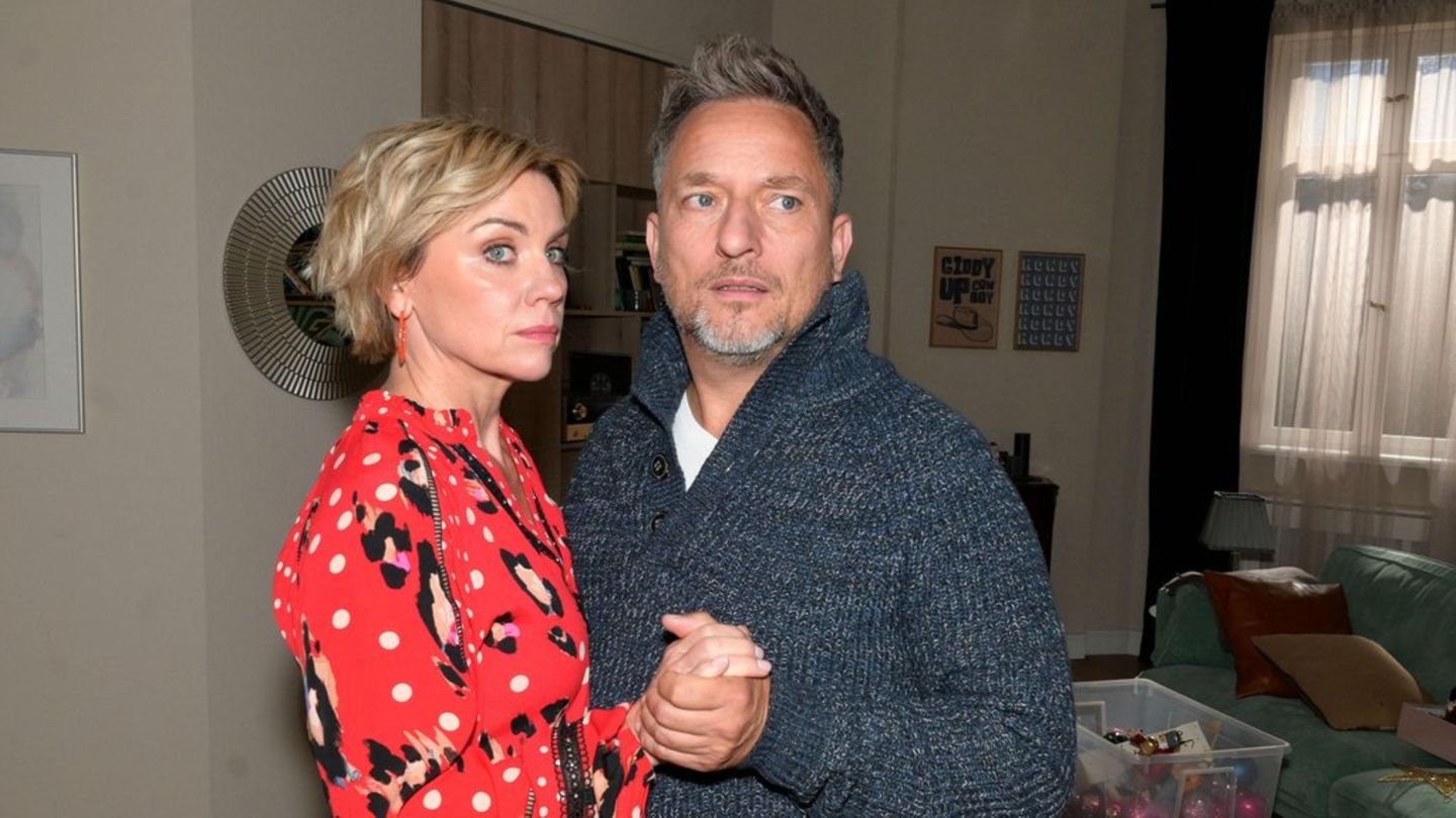 "GZSZ": Die vorweihnachtliche Euphorie von Michael Michi (r.) und Yvonne wird jäh überschattet.