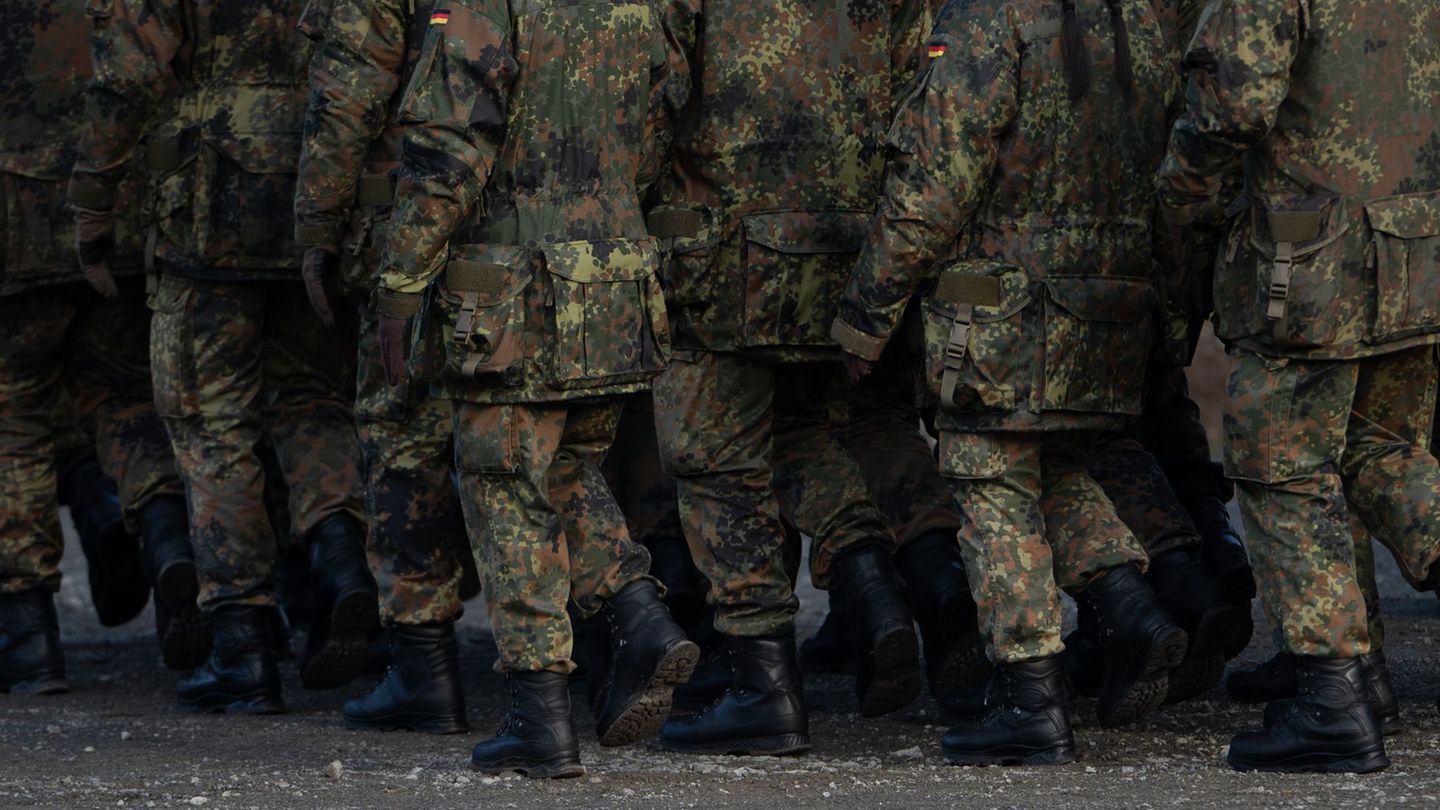 Eine Wehrpflicht ist aus Sicht der Linken "ein unzumutbarer Eingriff in die persönlichen Freiheitsrechte junger Menschen". (Symb