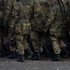 Eine Wehrpflicht ist aus Sicht der Linken "ein unzumutbarer Eingriff in die persönlichen Freiheitsrechte junger Menschen". (Symb