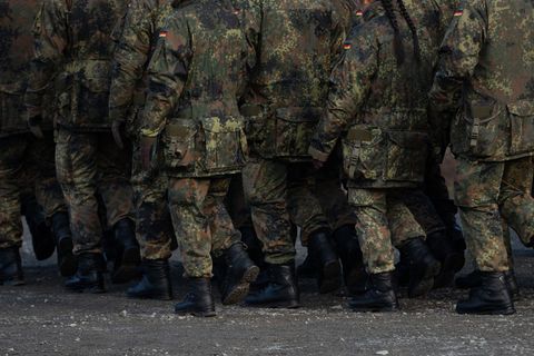 Eine Wehrpflicht ist aus Sicht der Linken "ein unzumutbarer Eingriff in die persönlichen Freiheitsrechte junger Menschen". (Symb