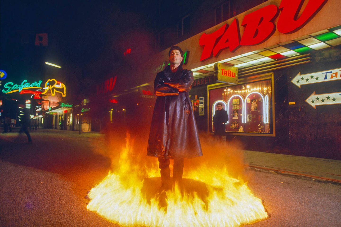 Künstler Kain Karawahn mit Flammenkranz auf der Großen Freiheit