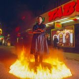 Künstler Kain Karawahn mit Flammenkranz auf der Großen Freiheit