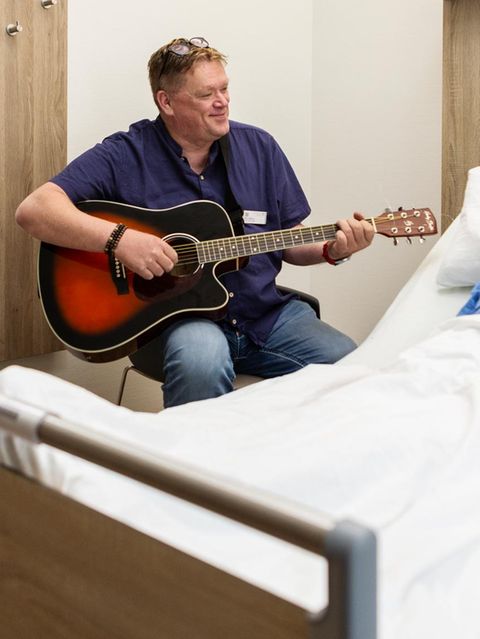 Im Krankenhaus bietet Dirk Bülow einem Patienten ein Ständchen dar