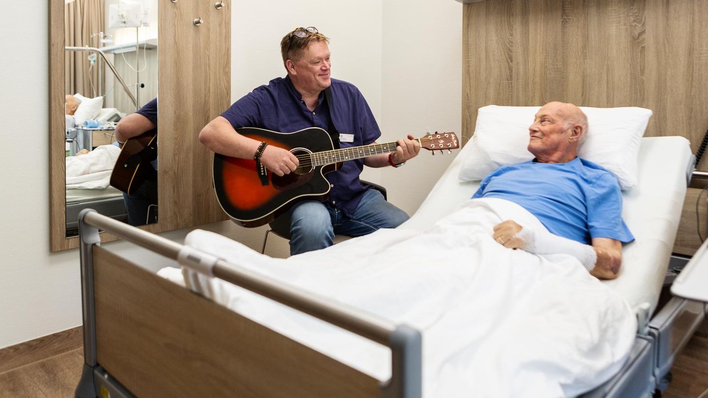 Im Krankenhaus bietet Dirk Bülow einem Patienten ein Ständchen dar