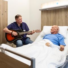 Im Krankenhaus bietet Dirk Bülow einem Patienten ein Ständchen dar