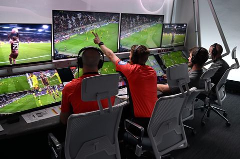 Schiedsrichter Christian Dingert (2.v.l.) sitzt mit seinen Assistenten als VAR im "Kölner Keller"