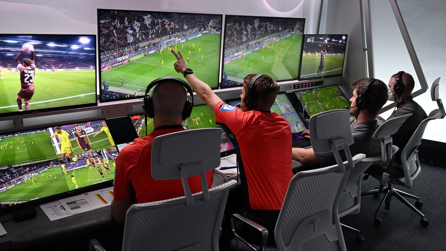 Schiedsrichter Christian Dingert (2.v.l.) sitzt mit seinen Assistenten als VAR im "Kölner Keller"