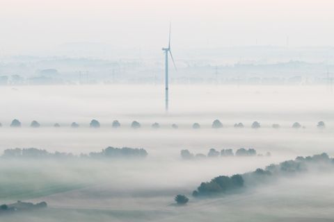 Trübe Sicht auf die Energiewende: Einer Umfrage der Industrie- und Handelskammern zufolge bremsen hohe Kosten und Bürokratie vie