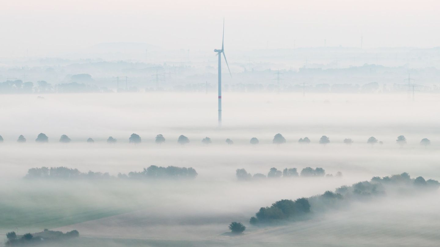 Trübe Sicht auf die Energiewende: Einer Umfrage der Industrie- und Handelskammern zufolge bremsen hohe Kosten und Bürokratie vie