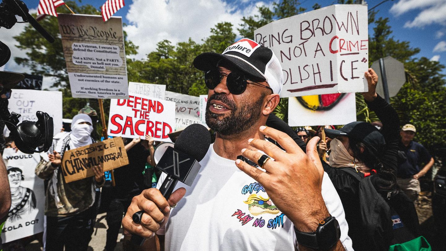 Unter den begnadigten Kapitolstürmern war auch Enrique Tarrio, früher Anführer der rechsradikalen Miliz Proud Boys, die maßgeblich am Überfall auf das Kapitol beteiligt war. Tarrio war wegen aufrührerischer Verschwörung zu 22 Jahren Haft verurteilt worden. Er dankte Trump nach seiner Freilassung