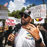 Unter den begnadigten Kapitolstürmern war auch Enrique Tarrio, früher Anführer der rechsradikalen Miliz Proud Boys, die maßgeblich am Überfall auf das Kapitol beteiligt war. Tarrio war wegen aufrührerischer Verschwörung zu 22 Jahren Haft verurteilt worden. Er dankte Trump nach seiner Freilassung