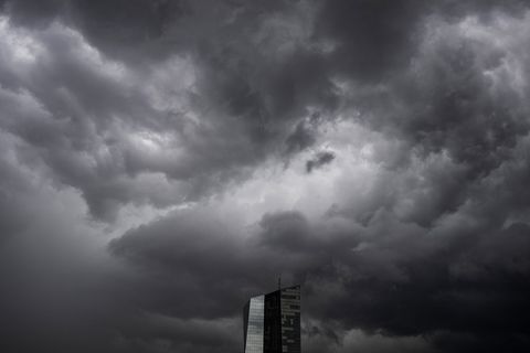 Die Bankenaufsicht der Europäischen Zentralbank (EZB) nimmt regelmäßig die Krisenfestigkeit großer Banken im Euroraum unter die