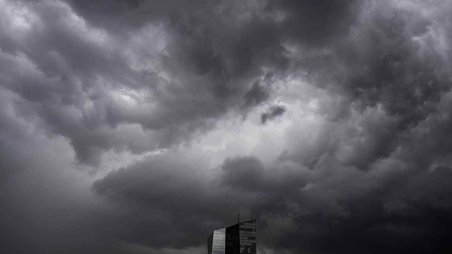 Die Bankenaufsicht der Europäischen Zentralbank (EZB) nimmt regelmäßig die Krisenfestigkeit großer Banken im Euroraum unter die