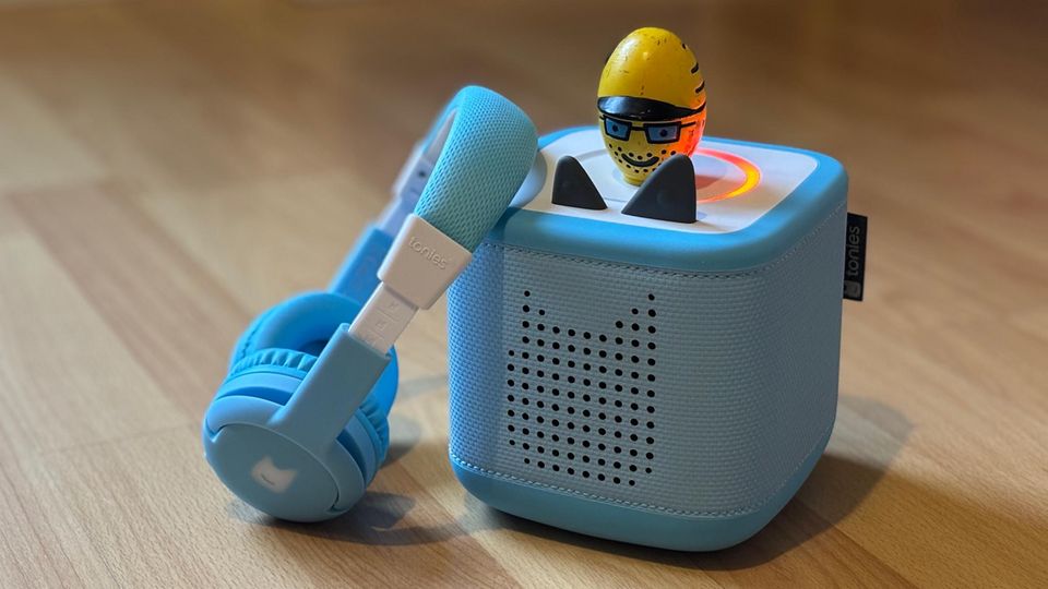 Toniebox 2 Test: Toniebox 2 mit Kopfhörern und einem Tonie