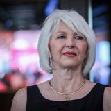Tina Peters ist 70 Jahre alt und sitzt eine neunjährige Gefängnisstrafe in Colorado ab. Die republikanische Behördenmitarbeiterin und Trump-Unterstützerin war bei der Wahl 2020 daran beteiligt, dass in ihrem Bezirk Wahlautomaten geknackt wurden, mit dem Ziel, angeblichen Wahlbetrug nachzuweisen. Trump hat unlängst angekündigt, sie zu begnadigen. Ob Peters deswegen aus dem Gefängnis freikommt, ist zweifelhaft. In diesem Fall geht es Trump wieder um die symbolische Wirkung, weil er Peters Verurteilung nach Bundesstaaten-Gesetzen nicht aufheben kann. Aber er kann den Druck auf die lokale Justiz erhöhen, Peters Strafe mit Milde zu behandeln