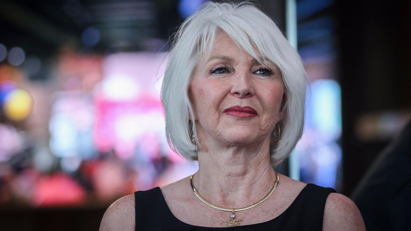 Tina Peters ist 70 Jahre alt und sitzt eine neunjährige Gefängnisstrafe in Colorado ab. Die republikanische Behördenmitarbeiterin und Trump-Unterstützerin war bei der Wahl 2020 daran beteiligt, dass in ihrem Bezirk Wahlautomaten geknackt wurden, mit dem Ziel, angeblichen Wahlbetrug nachzuweisen. Trump hat unlängst angekündigt, sie zu begnadigen. Ob Peters deswegen aus dem Gefängnis freikommt, ist zweifelhaft. In diesem Fall geht es Trump wieder um die symbolische Wirkung, weil er Peters Verurteilung nach Bundesstaaten-Gesetzen nicht aufheben kann. Aber er kann den Druck auf die lokale Justiz erhöhen, Peters Strafe mit Milde zu behandeln